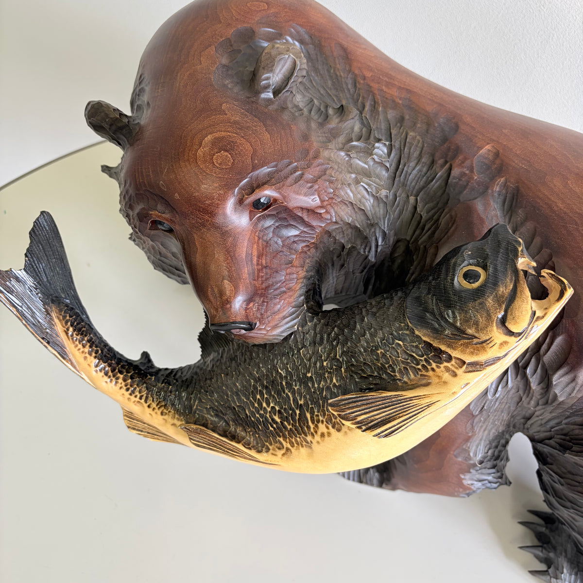 鮭を咥えた木彫りの熊 民芸品置物 / オブジェ 北海道 民芸品 伝統工芸