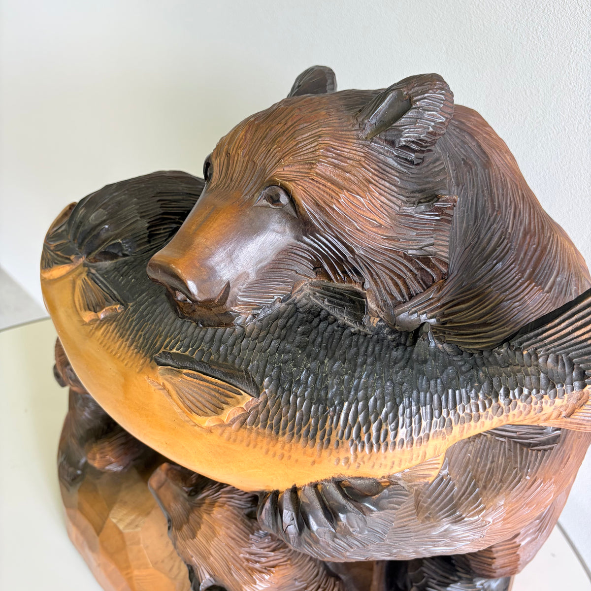 木製クマの置物　台付 鮭咥え親子の木彫り熊 大型置物 / 木彫り 熊 クマ 置物 オブジェ 台座