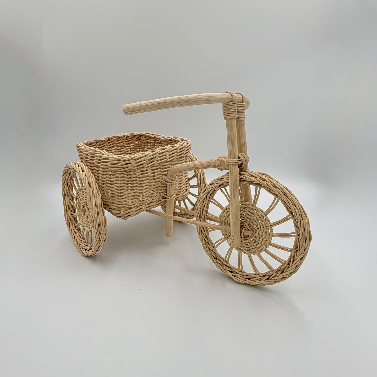 ナチュラルなラタン編み三輪車と丸型コースター5枚セット – Antaa lab
