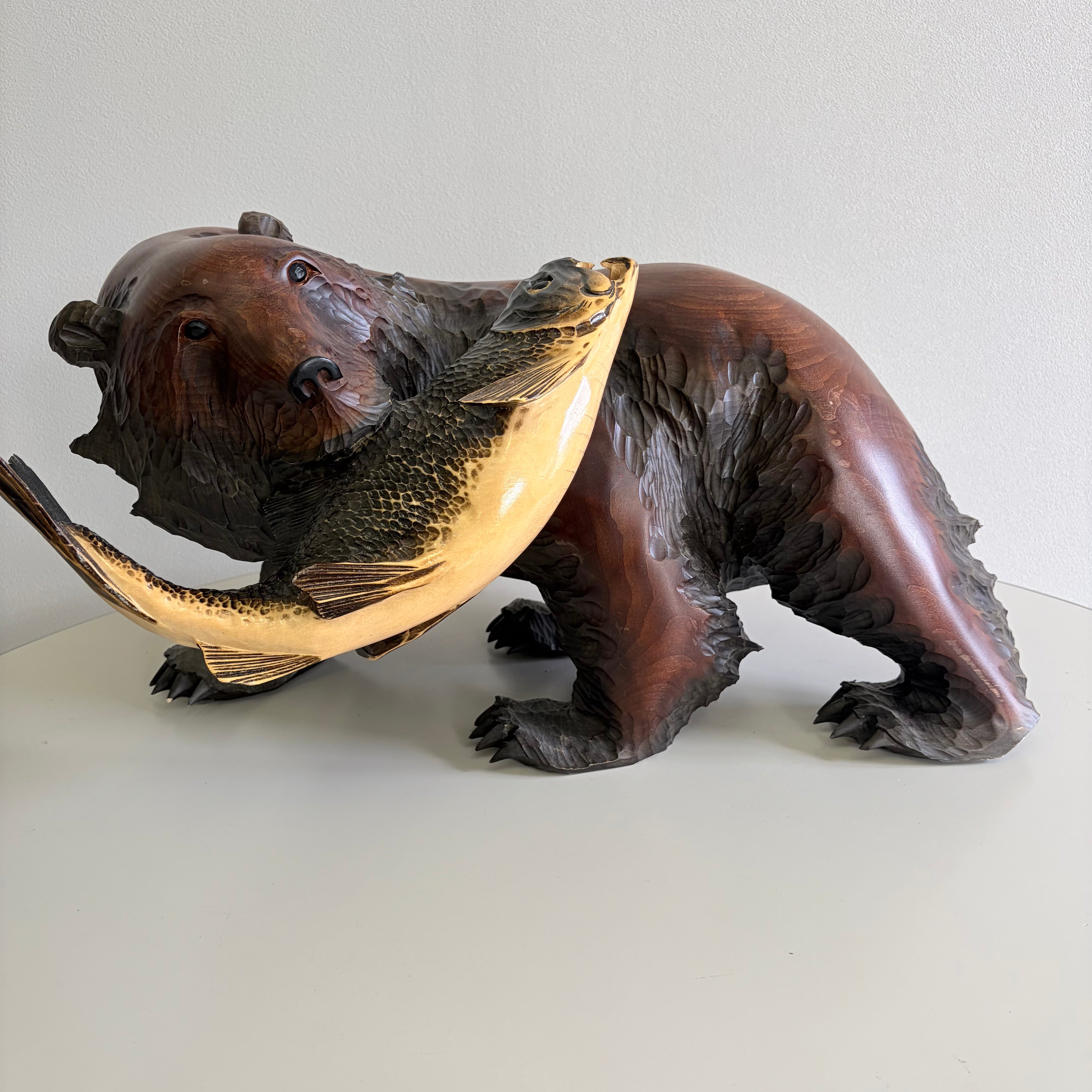 鮭を咥えた木彫りの熊 民芸品置物 / オブジェ 北海道 民芸品 伝統工芸