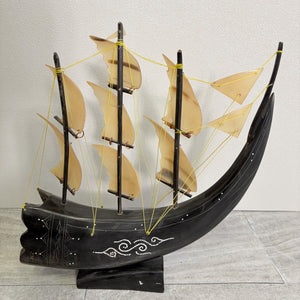 水牛角の帆船模型