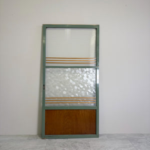 緑枠と細工ガラスのレトロな建具