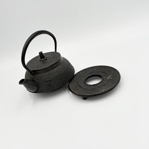 まろやかな白湯を育てる湯垢がのぞく釜敷付きのあられ鉄瓶【2点セット / 内側サビ有り】