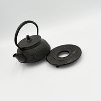 まろやかな白湯を育てる湯垢がのぞく釜敷付きのあられ鉄瓶【2点セット / 内側サビ有り】