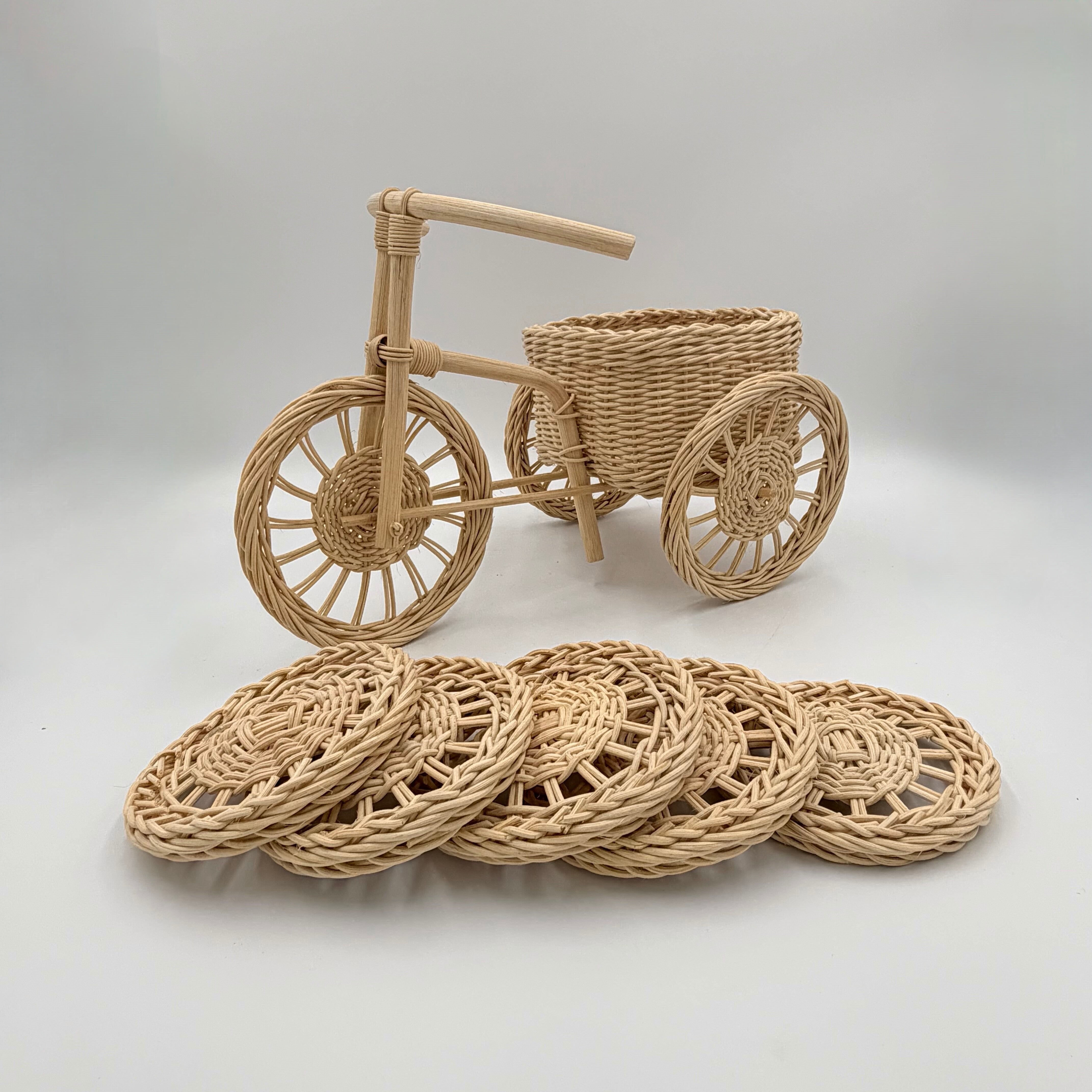 ナチュラルなラタン編み三輪車と丸型コースター5枚セット – Antaa lab